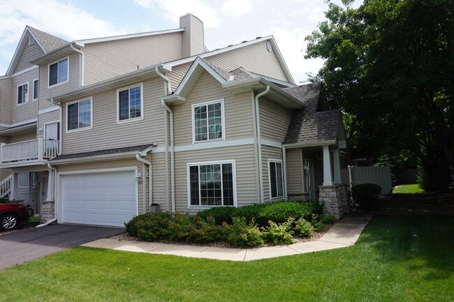 Building Photo - 612 Willoughby Way W