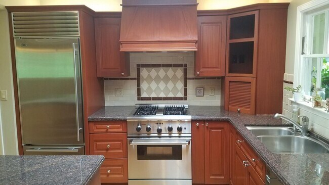 Foto del edificio - Spacious updated 3BR home with deck & chef’s Kitchen