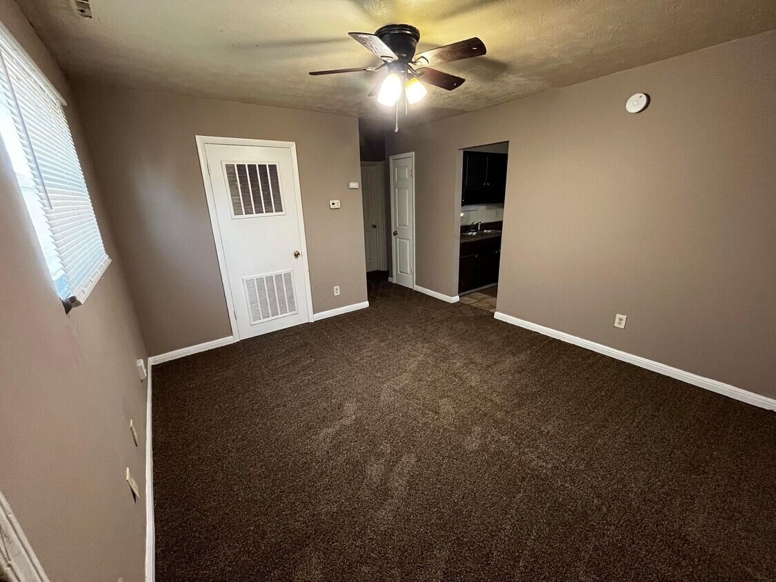 Primary Photo - 2261 Springmont Ave
