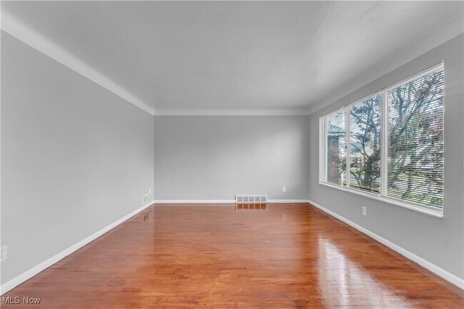 Foto del edificio - 10725 Vernon Ave