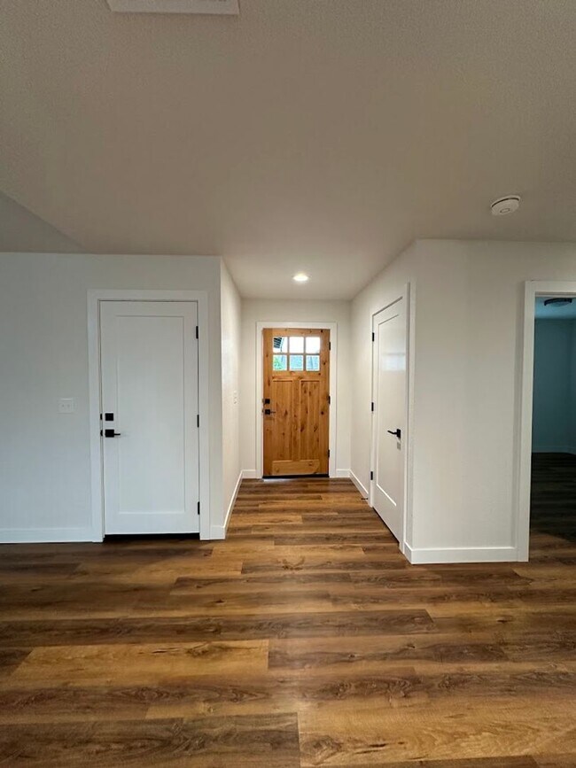Foto del edificio - Updated Home with Island Kitchen, LVP Floo...