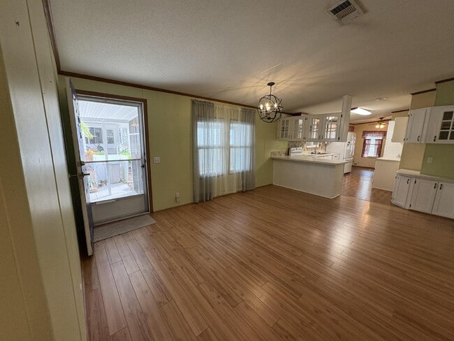 Foto del edificio - charming 3-bed, 2-bath home is located in the highly desired Strawberry Crest 55+ community