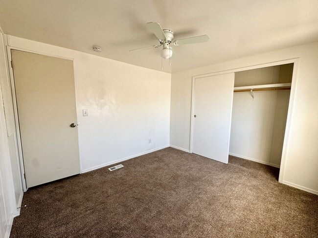 Building Photo - Cute Cozy and Centrally located
