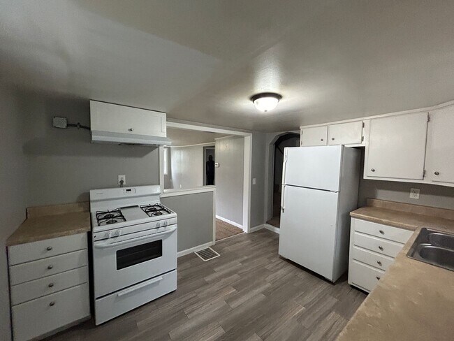 Building Photo - 3 bedroom 1 bath house in East Moline