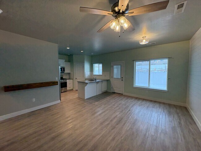 Building Photo - Cedar Bend Townhome!