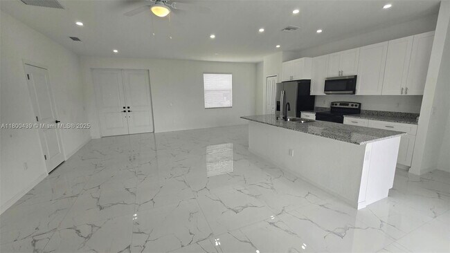 Foto del edificio - 2809 64th St W