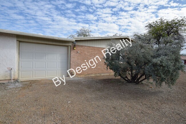 Building Photo - Massive 2 Bed 2 Bath Corner Lot Duplex w/ 1 Car Garage – Near UA & Downtown