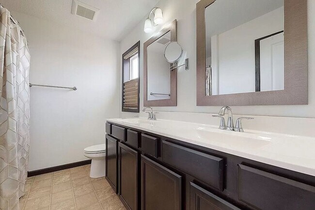 Foto del edificio - NE Side 2 Story -  4 Bedrooms - Linn Mar Schools - Attached Garage - New Flooring