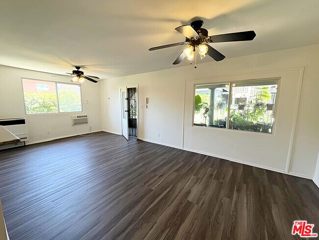 Foto del edificio - 4360 1/2 Willow Brook Ave