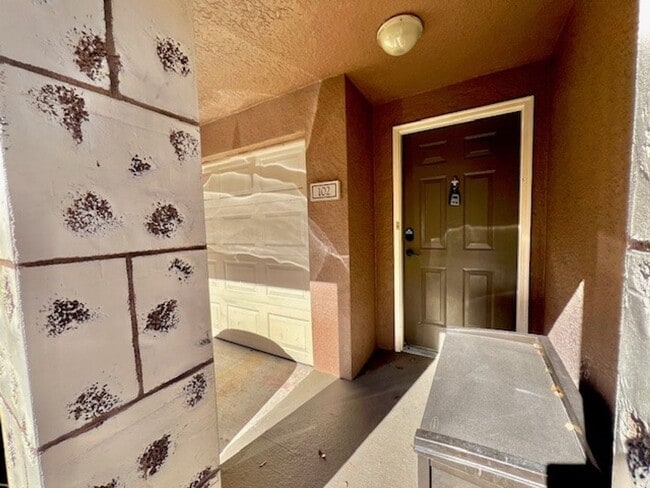 Building Photo - MOVE IN NOW! RECENTLY REMODELED- Wonderful...