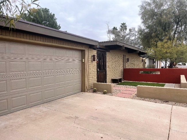 Building Photo - 3733 E Poinsettia Dr