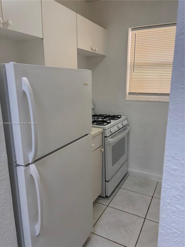 Building Photo - 1255 W 49th Pl