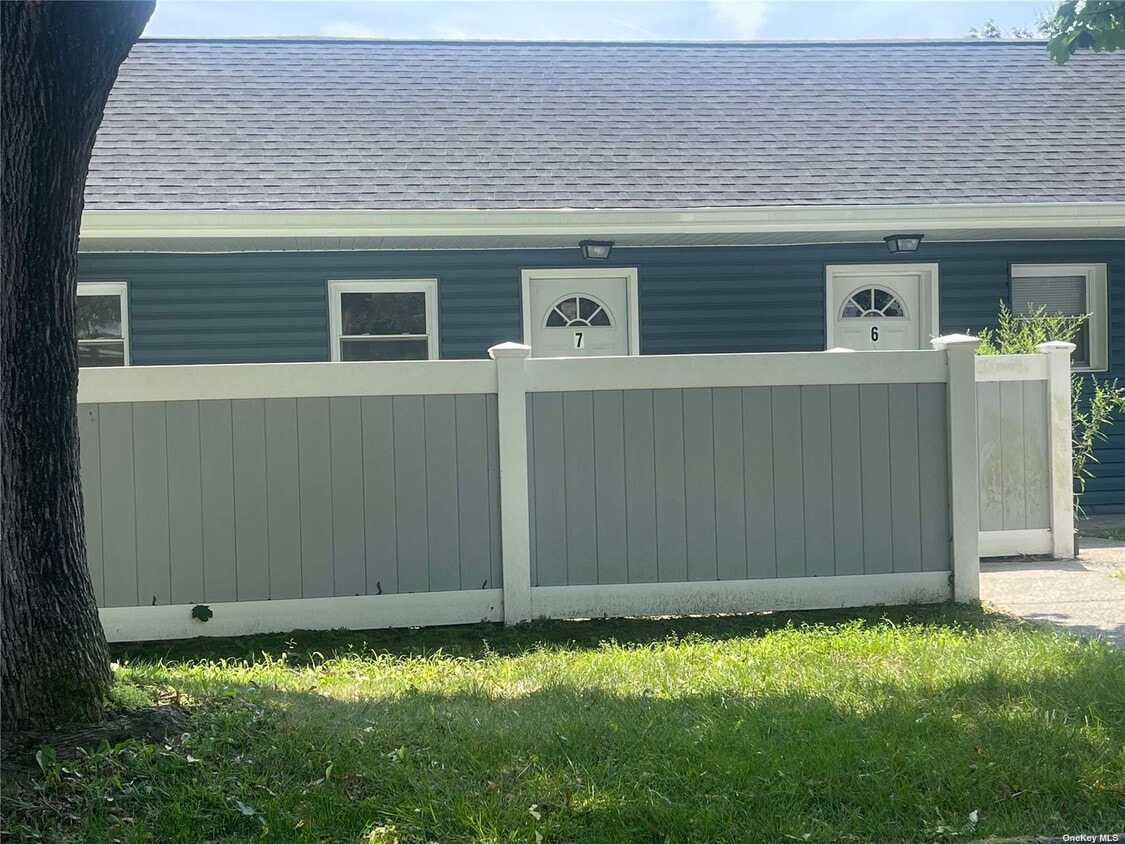 16 Bellport St Unit 7, East Patchogue, NY 11772 Room for Rent in East