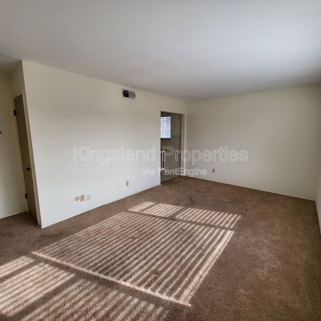Foto del edificio - 5353 Walsh St