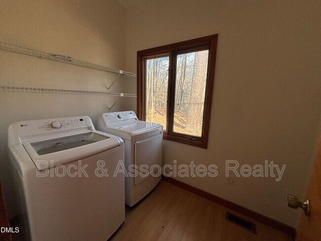 Building Photo - 716 Carl Dr