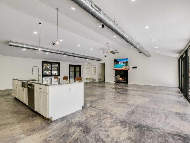 Foto del edificio - 6203 Hudson Bend Rd