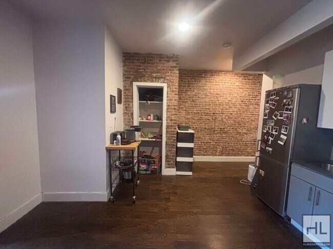 Foto del edificio - BEDFORD AVENUE / Classic Crown Heights 2-Bed 1-Bath / Great Location
