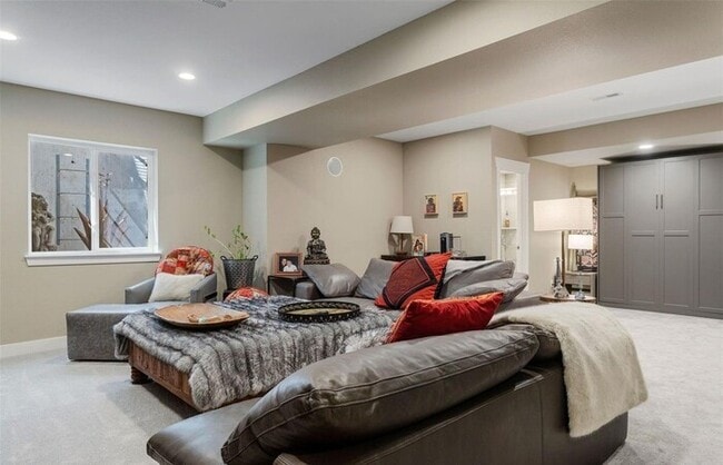 Foto del edificio - Modern 3BR Home with Finished Basement & Private Courtyard in Lowry