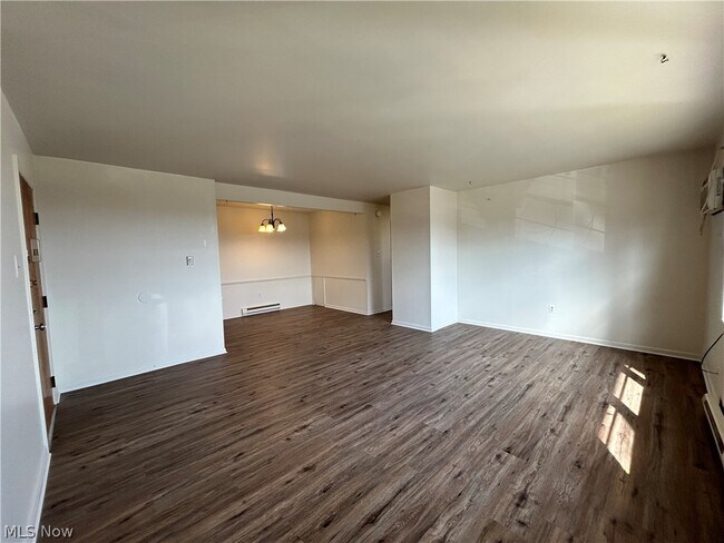 Building Photo - 407 Colonial Dr