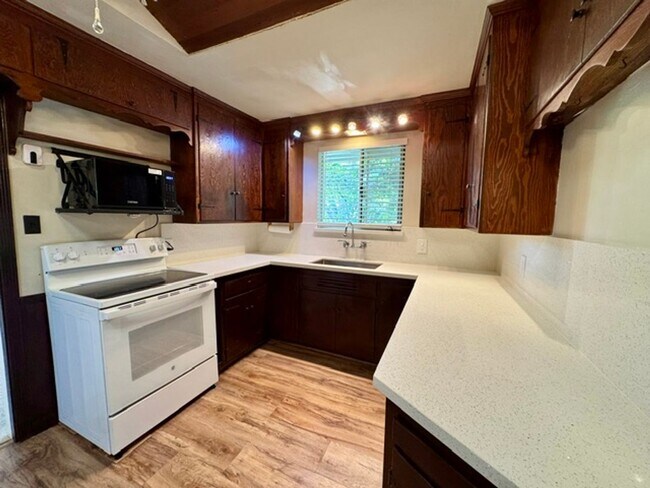 Foto del edificio - Charming single level 3 bedroom 2 bath Lafayette home now available for move in!