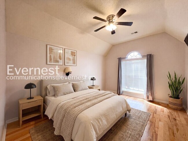Building Photo - 3 Bed/1.5 Bath Home with Fenced Yard & Garage / Vouchers Accepted / Available Now!
