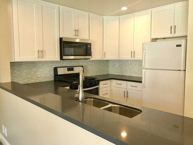 Building Photo - Upgraded 1bdrm/1ba in Lake Forest