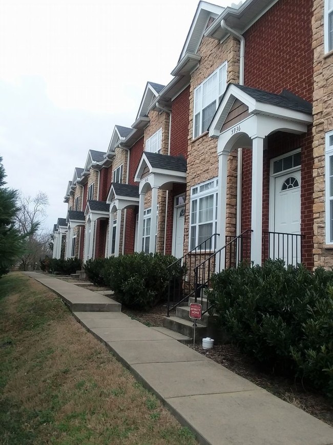 Foto del edificio - Nashville Townhouse w/Attached Garage