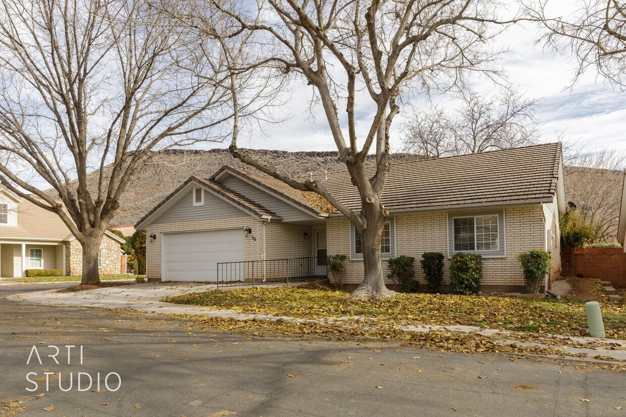 Primary Photo - 4 Bedroom 2.5 Bath Home in Creekside Village