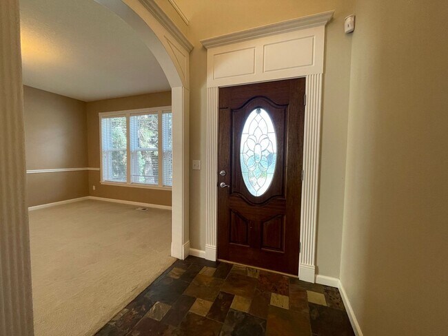 Foto del edificio - 5 Bed 2.5 Bath + a Den in Tigard/Bull Mountain - Solar Panels, Central A/C and More!