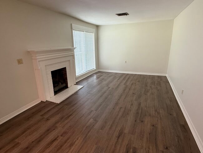 Building Photo - 641 Azalea Dr