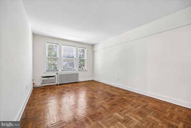 Foto del edificio - 4481 MacArthur Blvd NW
