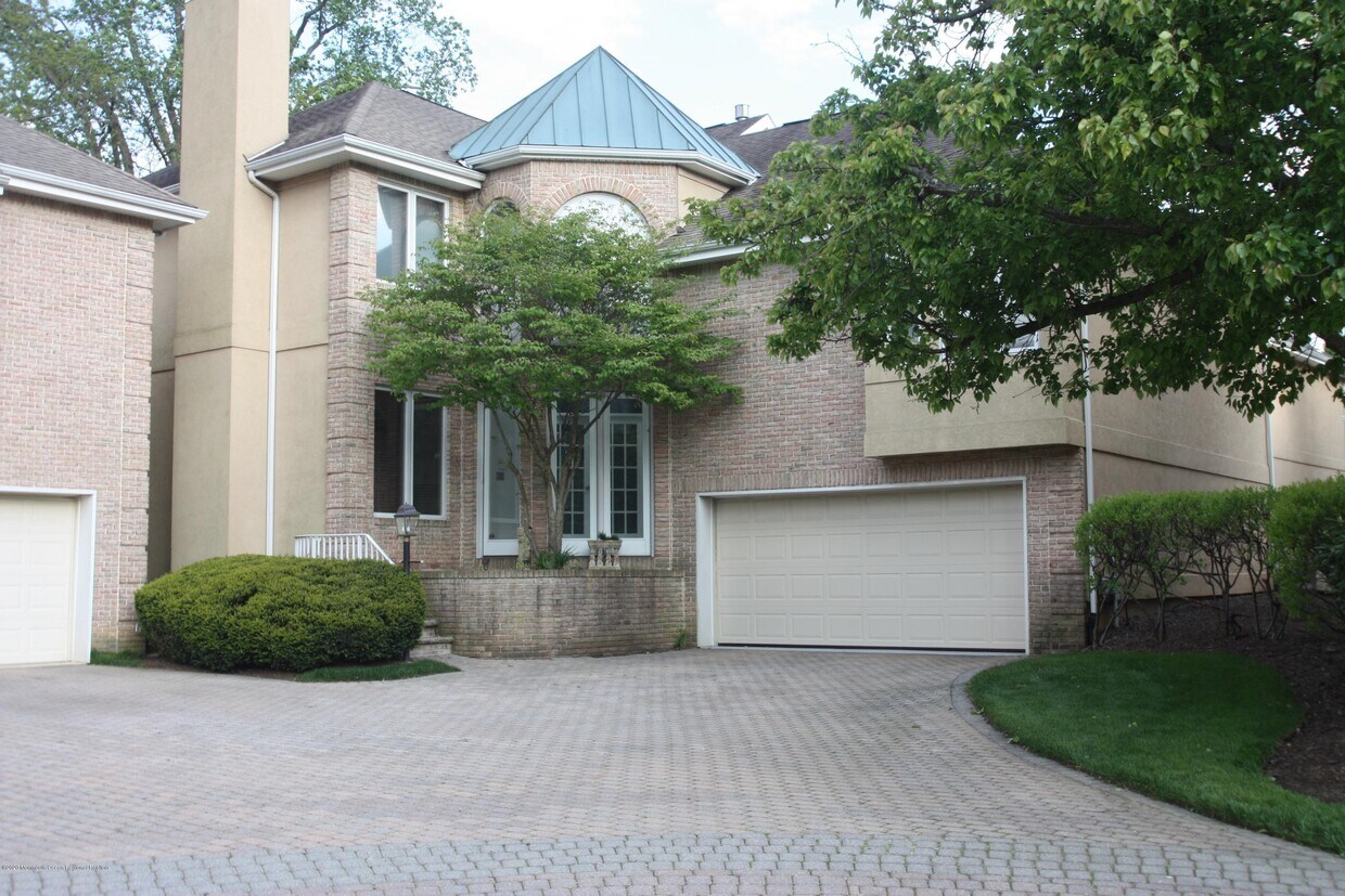 Foto principal - 205 Farmington Woods Ct