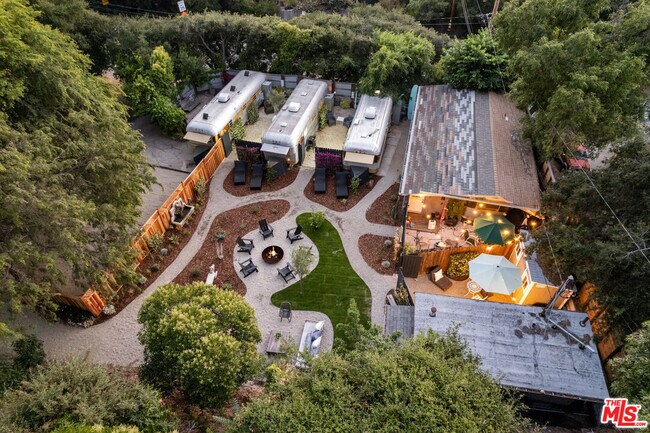 Foto del edificio - 272 N Topanga Canyon Blvd