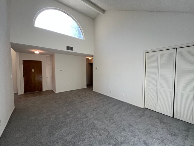 Building Photo - LOCATION! Move-in ready 2+2 w/parking, pool + balcony!