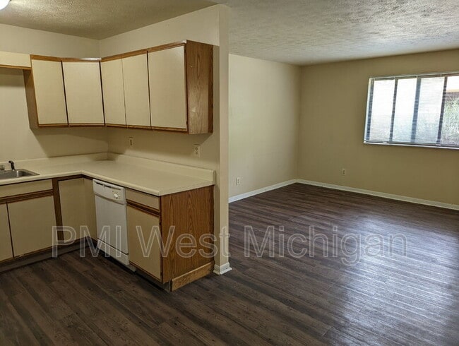 Building Photo - 6087 In the Pines Dr SE