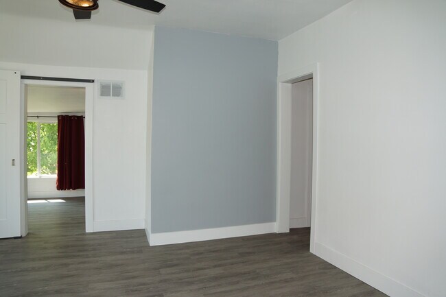 Sala de estar a BR 1 y cocina - 816 Carroll Ave