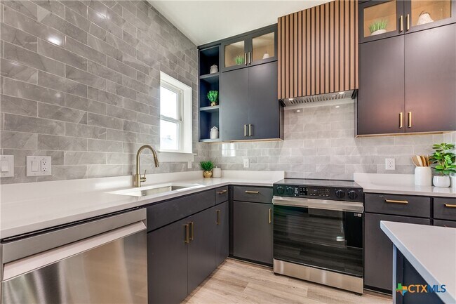 Building Photo - 126 E Lachapelle