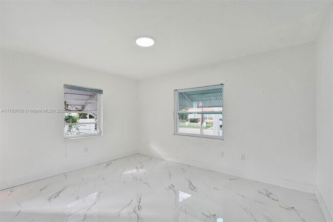 Foto del edificio - 9173 Byron Ave