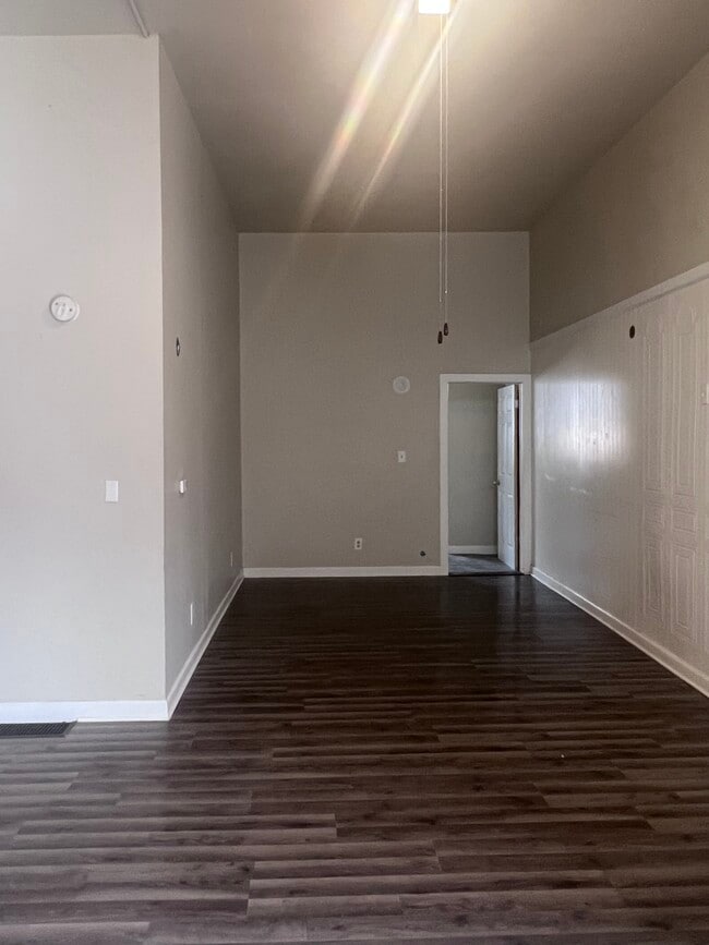 Building Photo - 1001 Dubuque St