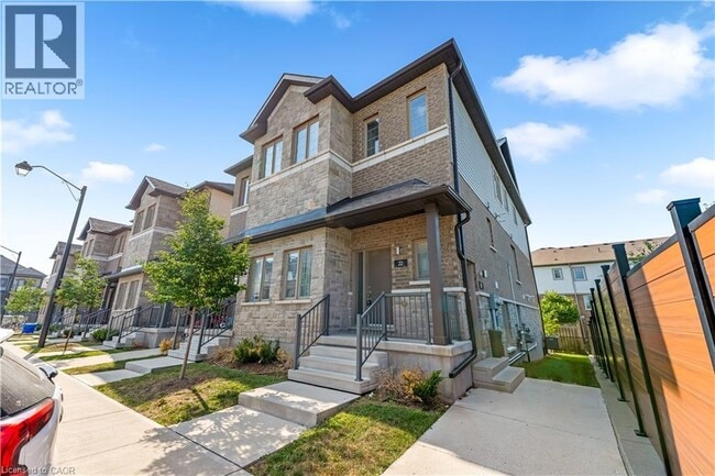 Building Photo - 205 W Oak Trl