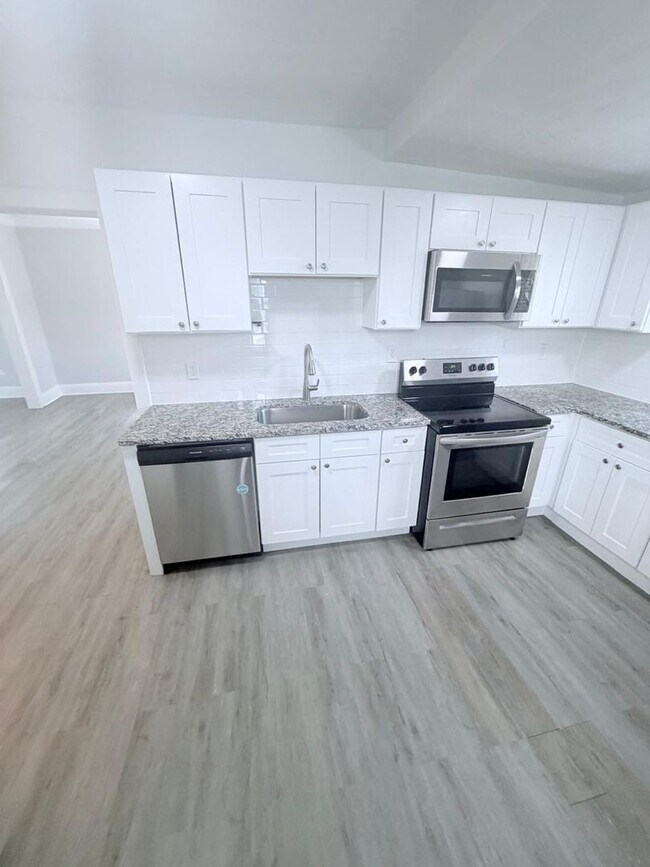 Foto del edificio - Gorgeous 4 bd, 1.5 bth Cleveland Heights Stunner!