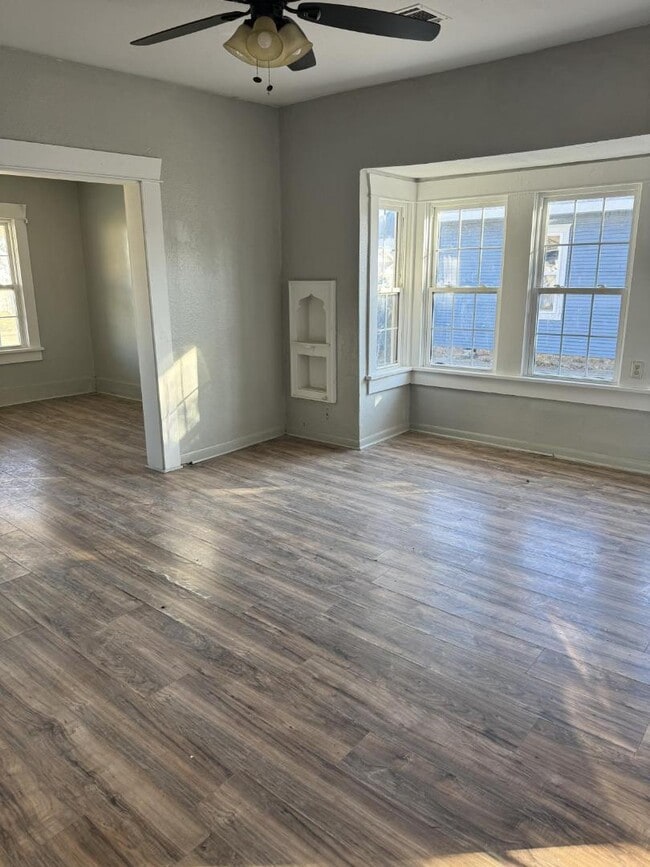 Foto del edificio - 835 E Walnut St