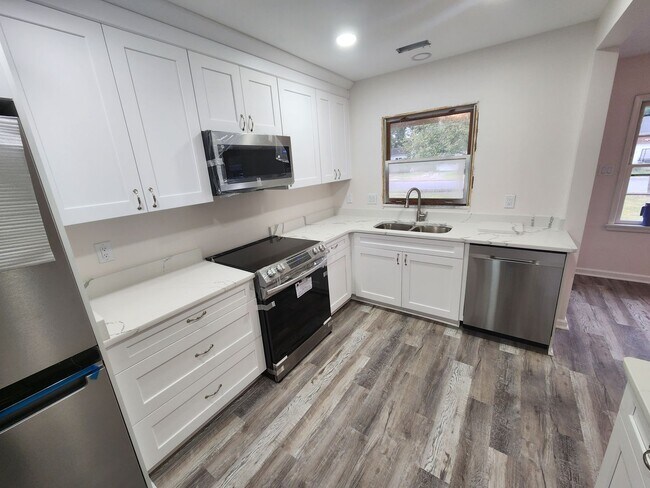 Foto del edificio - Beautifully remodeled duplex near Naval St...