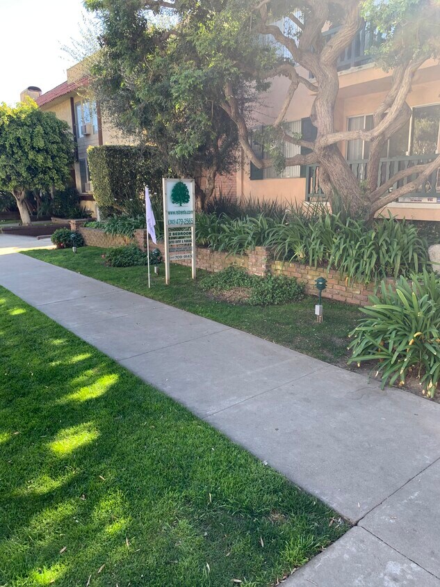 Building Front yard. - 10856 Rose Ave