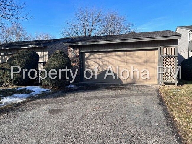 Building Photo - 885 Camelot Dr