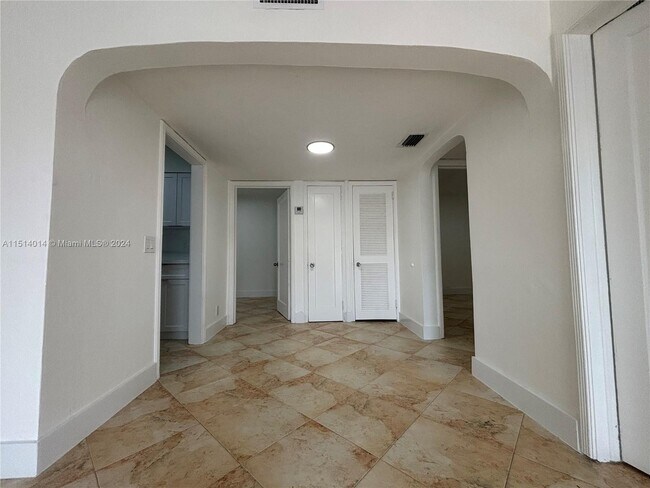Building Photo - 111 SW 31st Ct