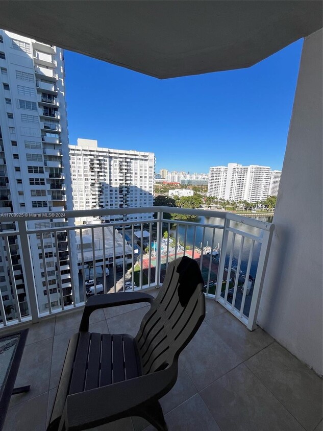 Foto principal - 18061 Biscayne Blvd