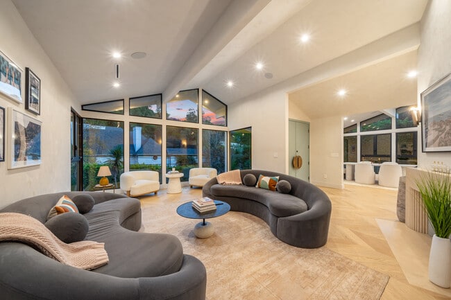 Foto del edificio - 2221 Bowmont Dr