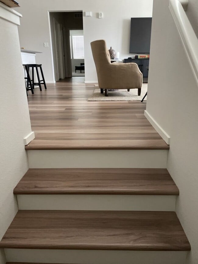 Building Photo - Newer 2 Bed / 2 Bath 2nd Floor Condo w/ 2 Car Garage