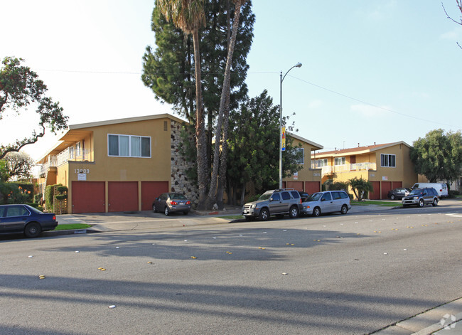 Hollypark Apartments - 13801 - 13817 Van Ness Ave